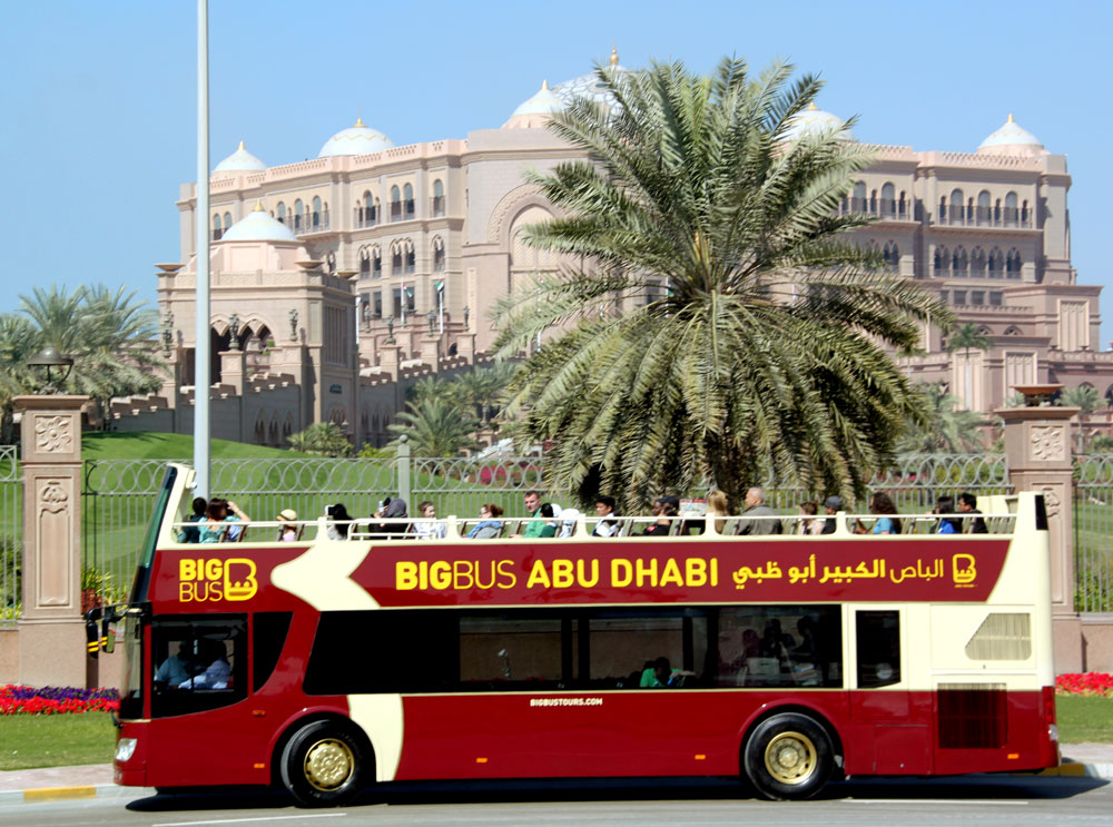 Big Bus Tours vor dem Emirates Palace