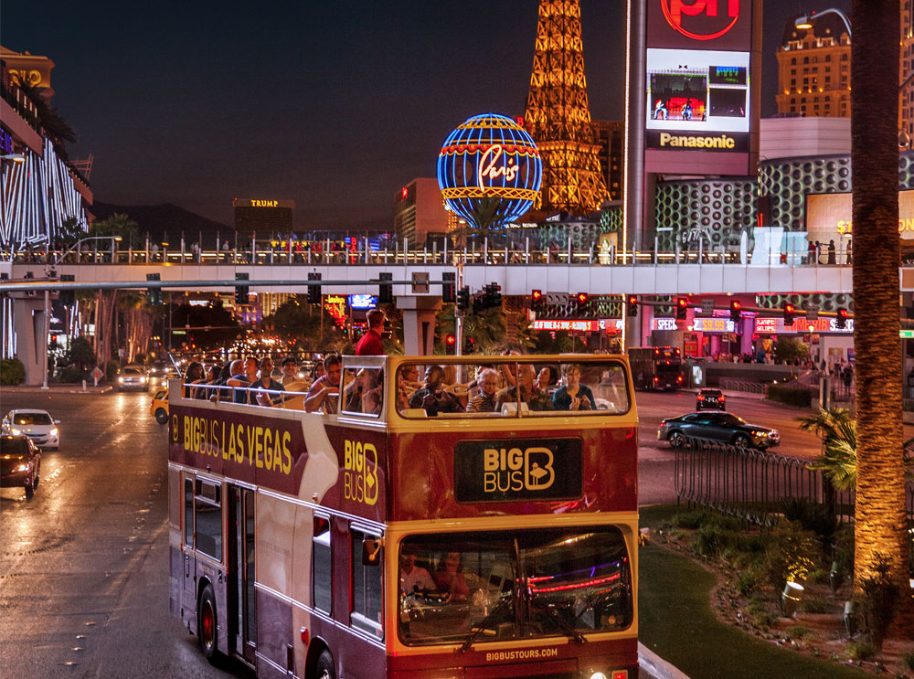 Großer Bus bei Nacht in Las Vegas