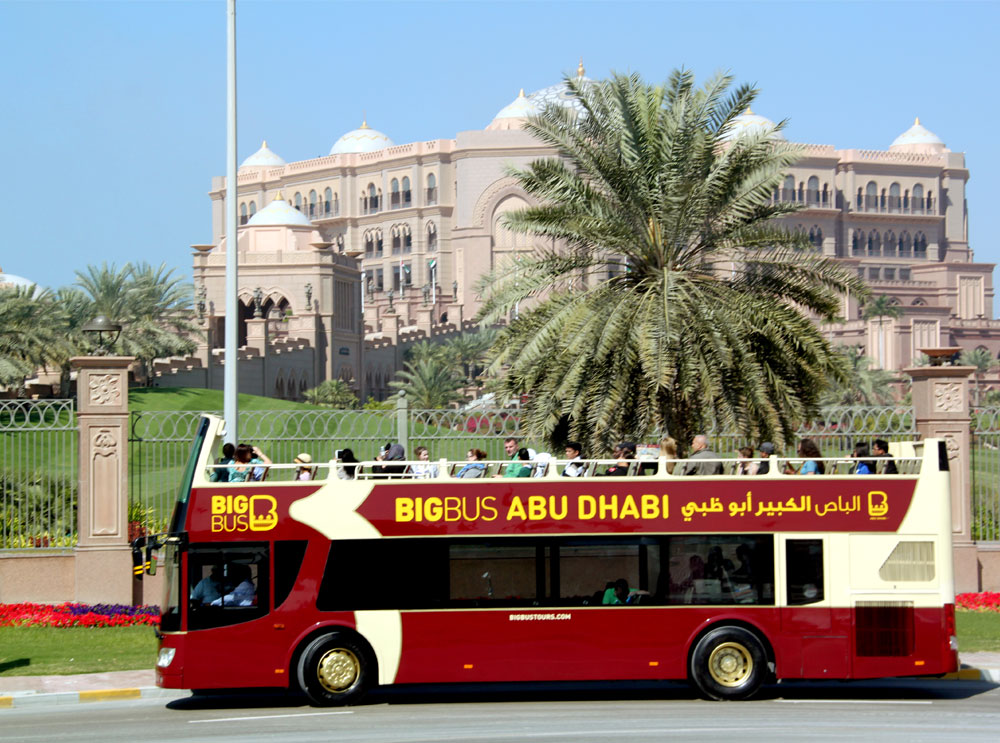 Big Bus Tours vor dem Emirates Palace