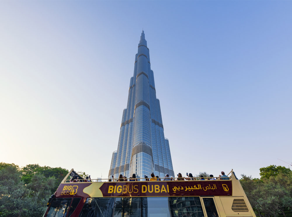 Passagiere, die Fotos auf dem Oberdeck einer Big Bus Tour in Dubai machen