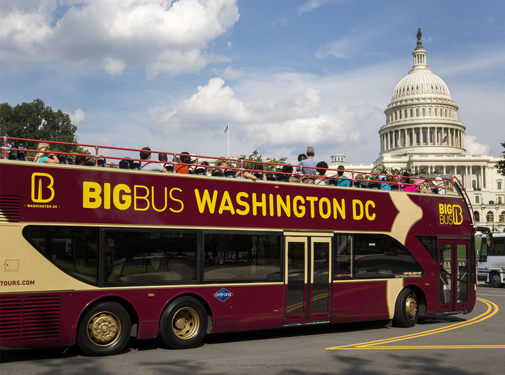 Autobús de Big Bus Tours frente al edificio Capital en Washington DC