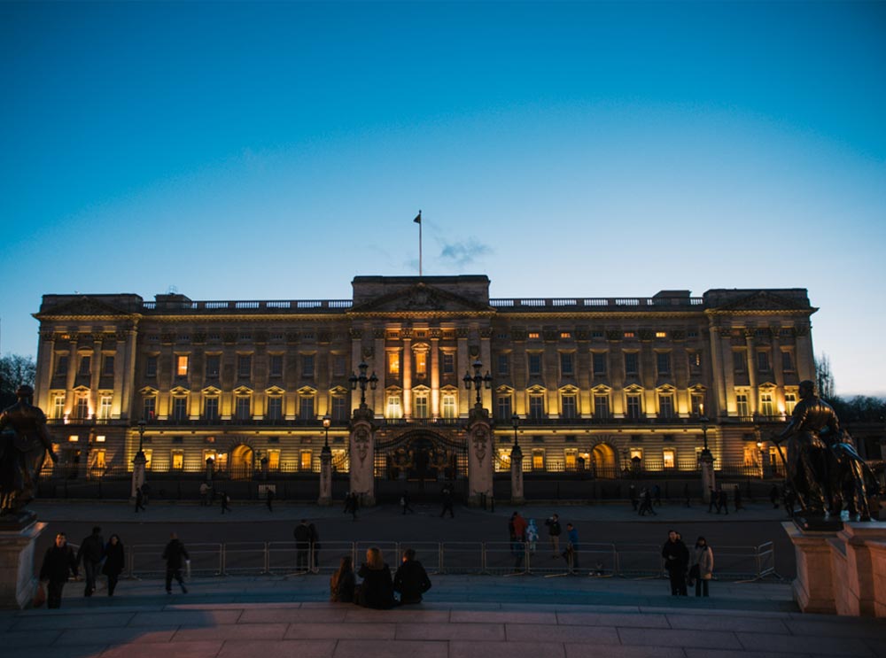 Buckingham Palace at night 