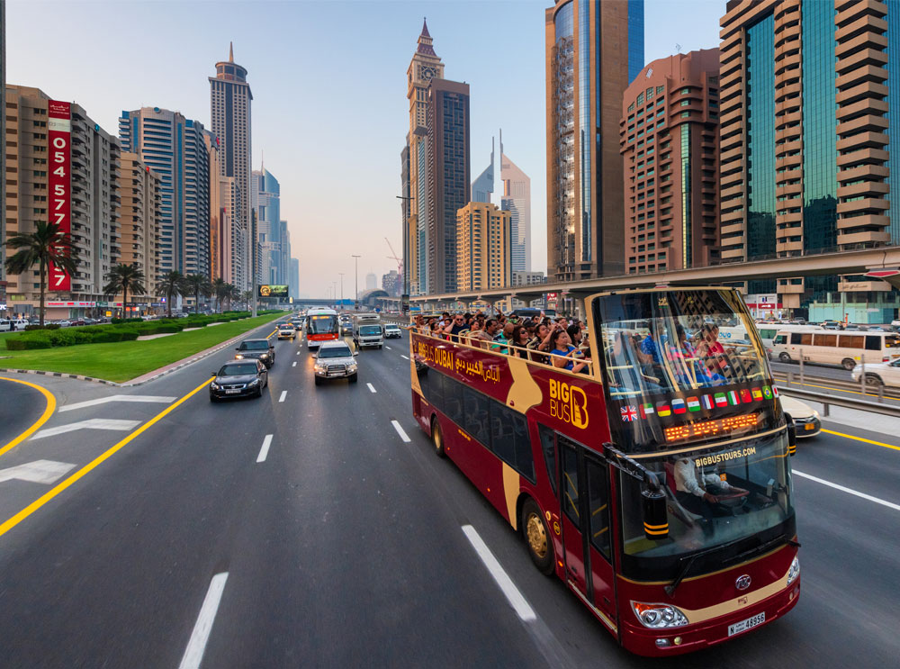 Big Bus Tours Sightseeing-Bus, der auf einer Autobahn in Dubai fährt
