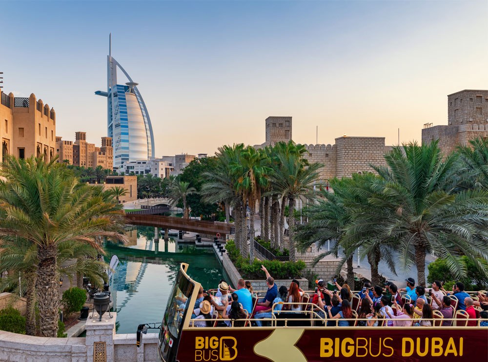 Big Bus Tours in Dubai fährt am Burj Khalifa vorbei