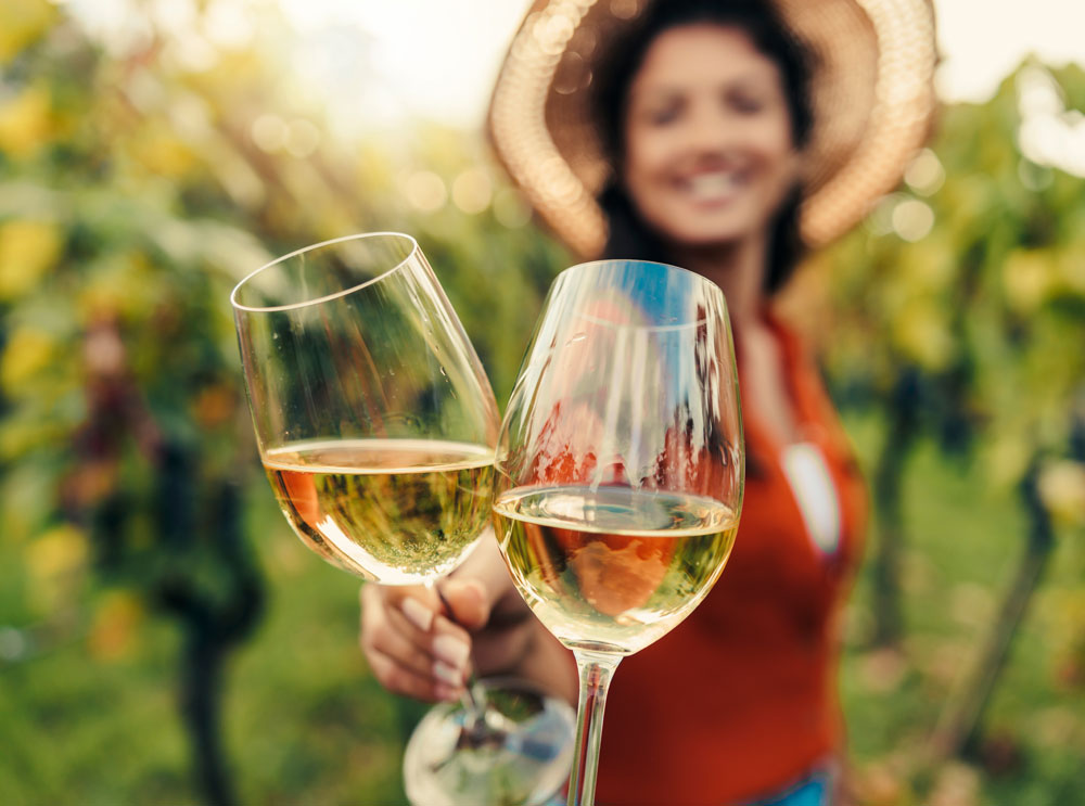 Frau hält ein Glas Weißwein