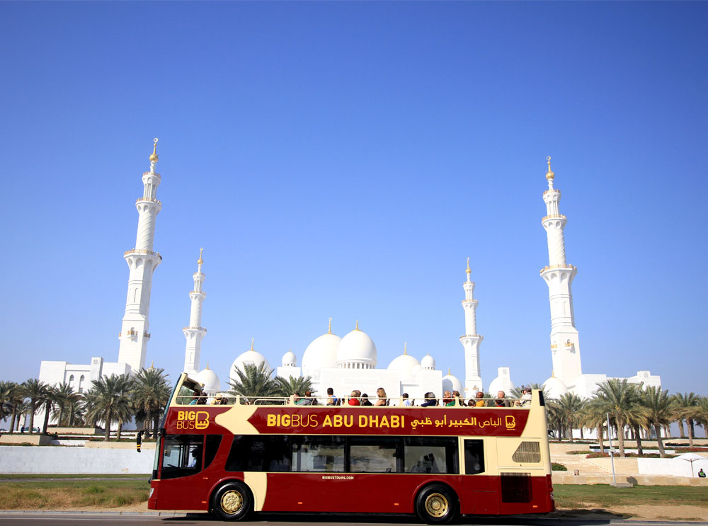 Big Bus Tours-Bus in Abu Dhabi vor der Großen Moschee