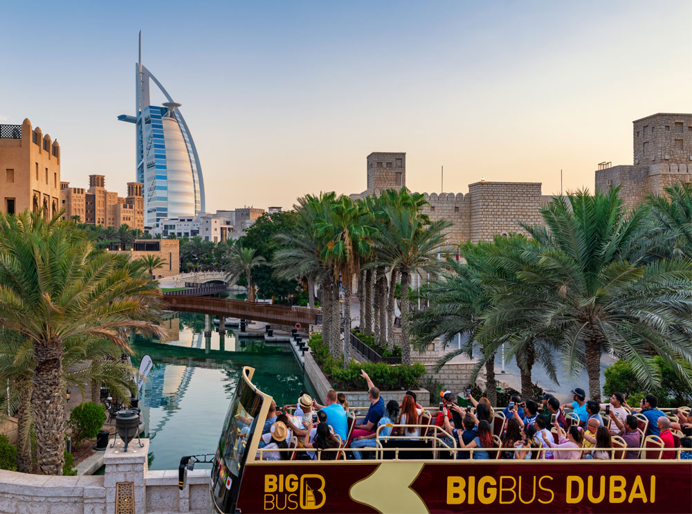 Big Bus Tours vor dem Burj al Arab in Dubai