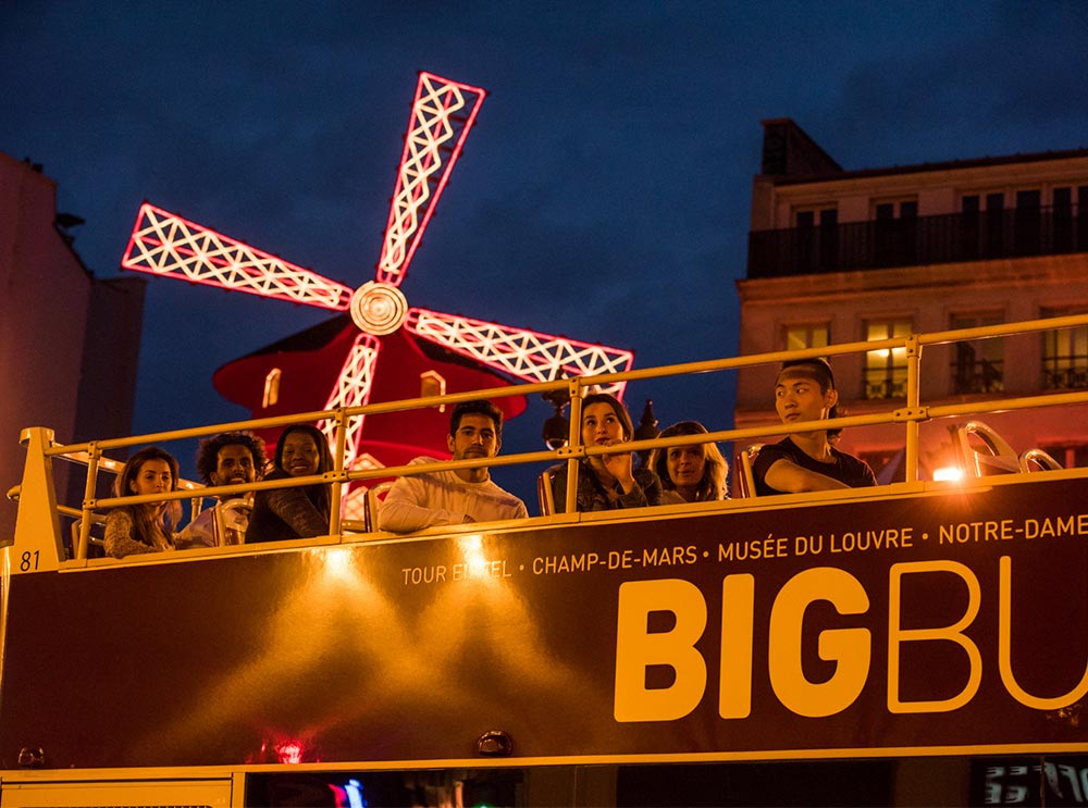 Passeggeri del Big Bus Night Tour che ammirano i luoghi e le attrazioni
