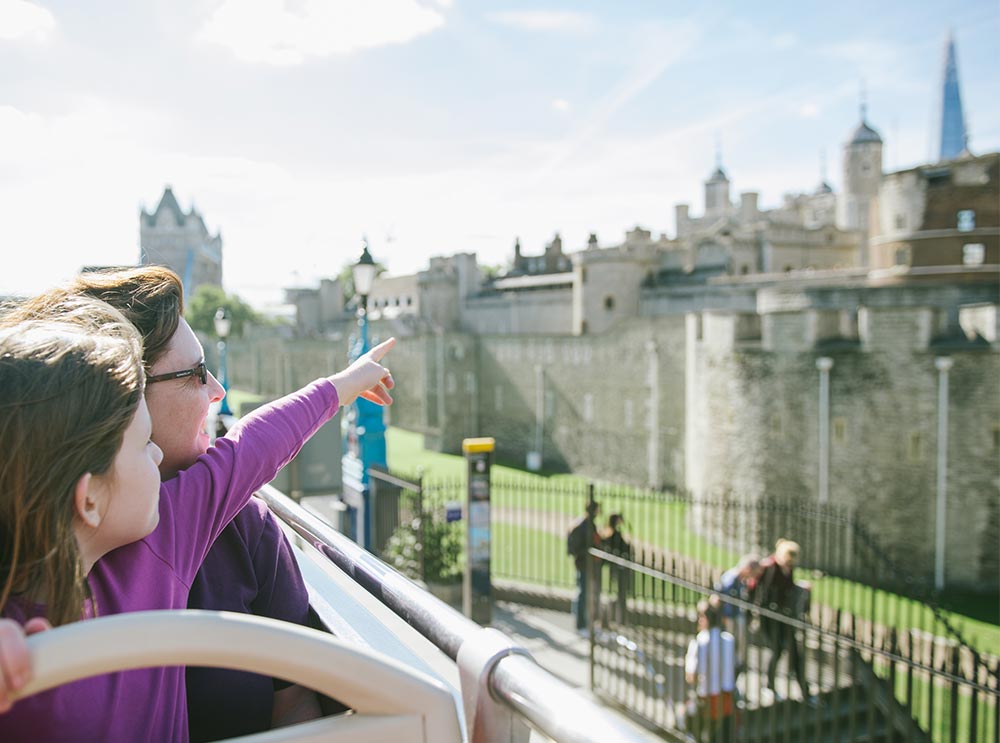 Ragazza che vede la Torre di Londra dal Big Bus Tour