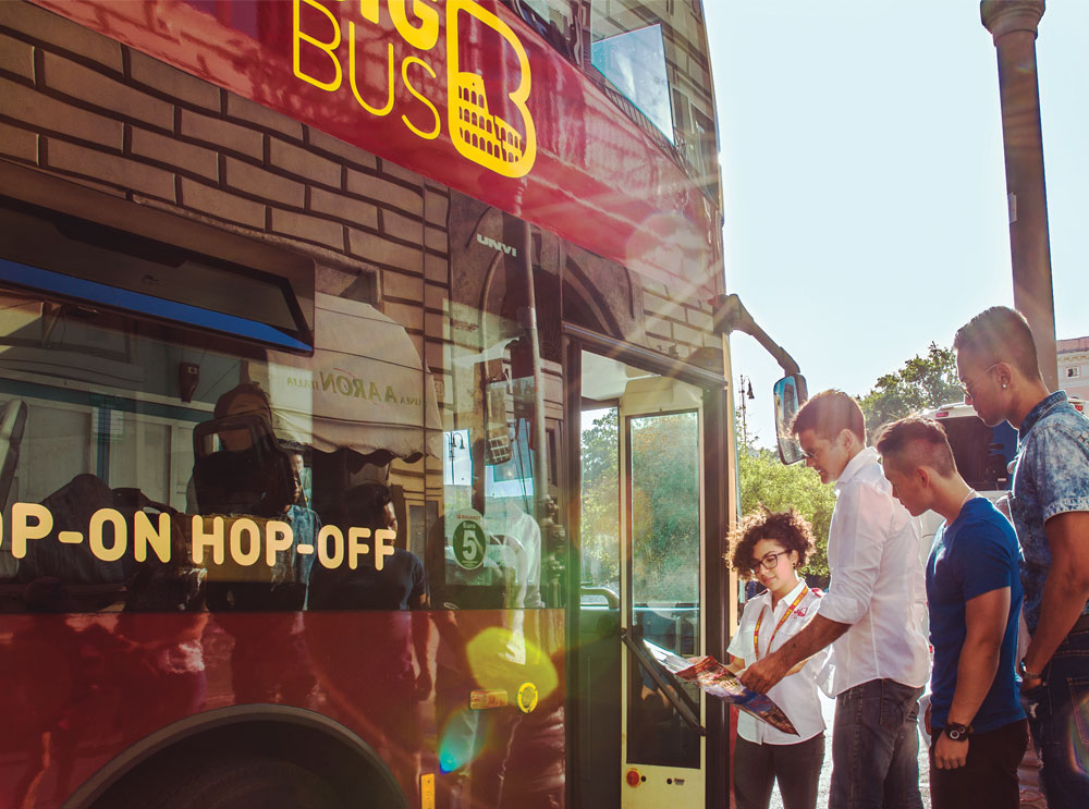 Pasajeros subiendo a un autobús turístico Big Bus en Roma