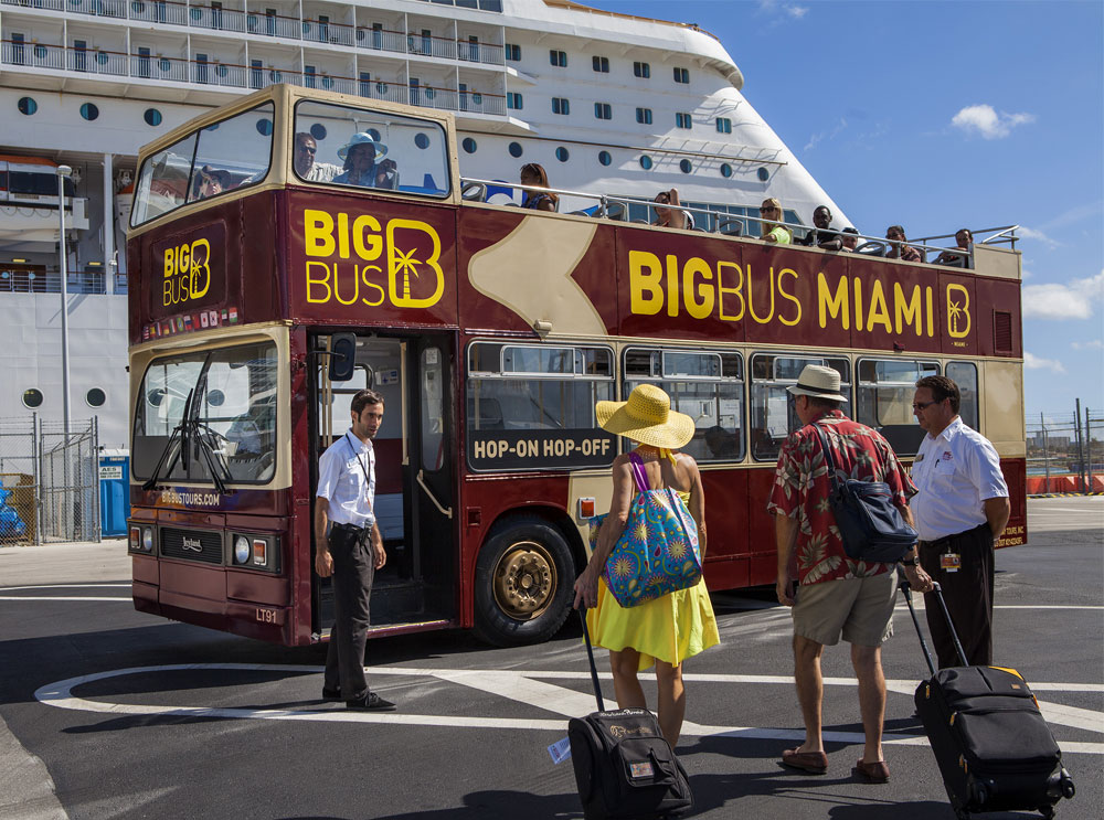 Passagiere, die aus einer Big Bus Tour aussteigen