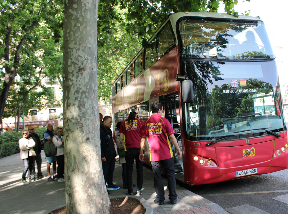 Pasajeros que se suben a un Big Bus Tour