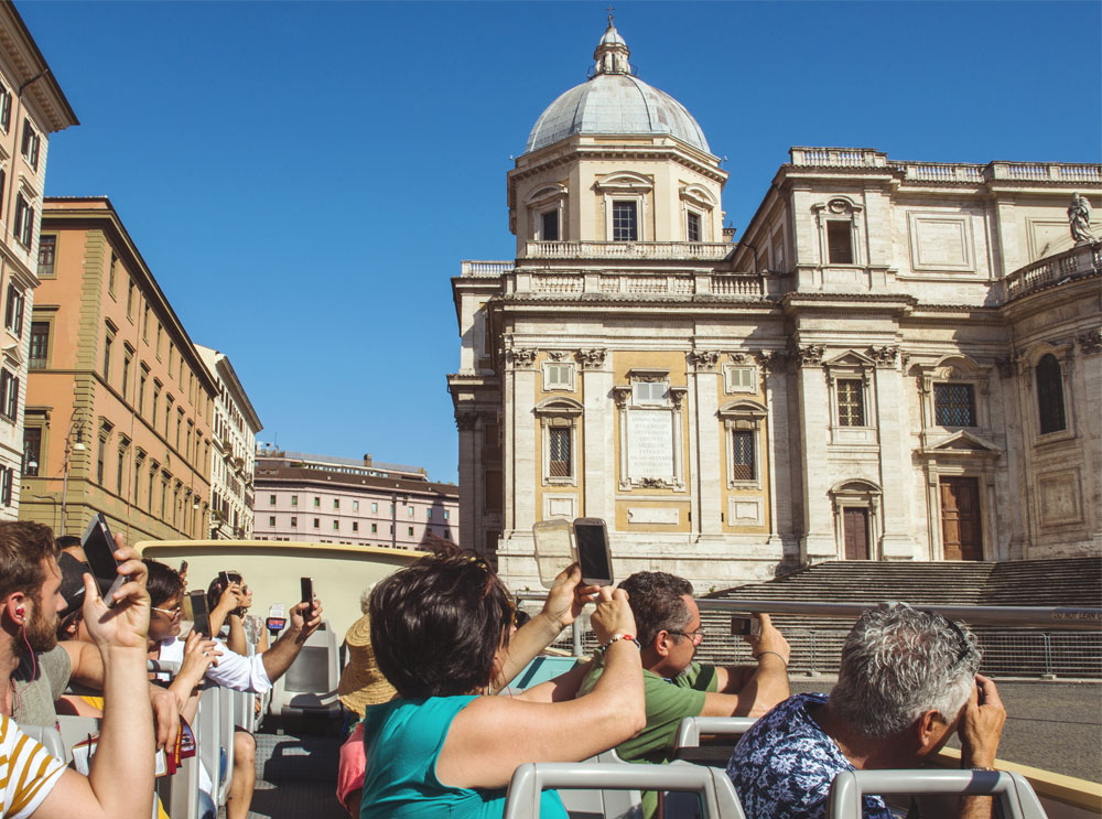 Passeggeri che scattano foto di un punto di riferimento iconico di Roma