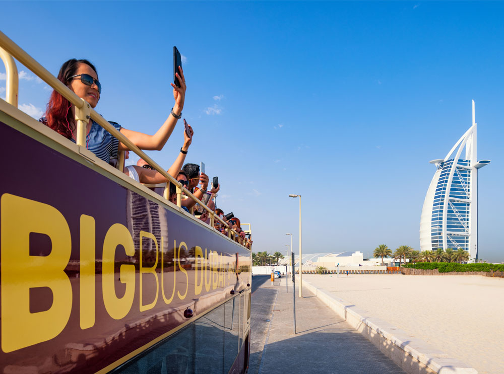 Große Bustour vor dem Burj Khalifa