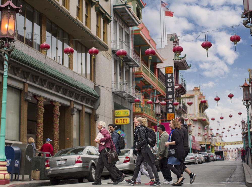 Menschen überqueren die Straße in San Francisco