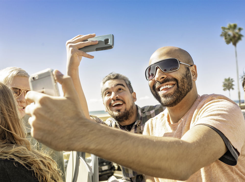 La gente disfruta del recorrido en autobús por Los Ángeles desde la cubierta superior