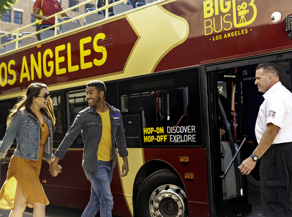 Una pareja se sube a un autobús turístico de Big Bus por Los Ángeles.