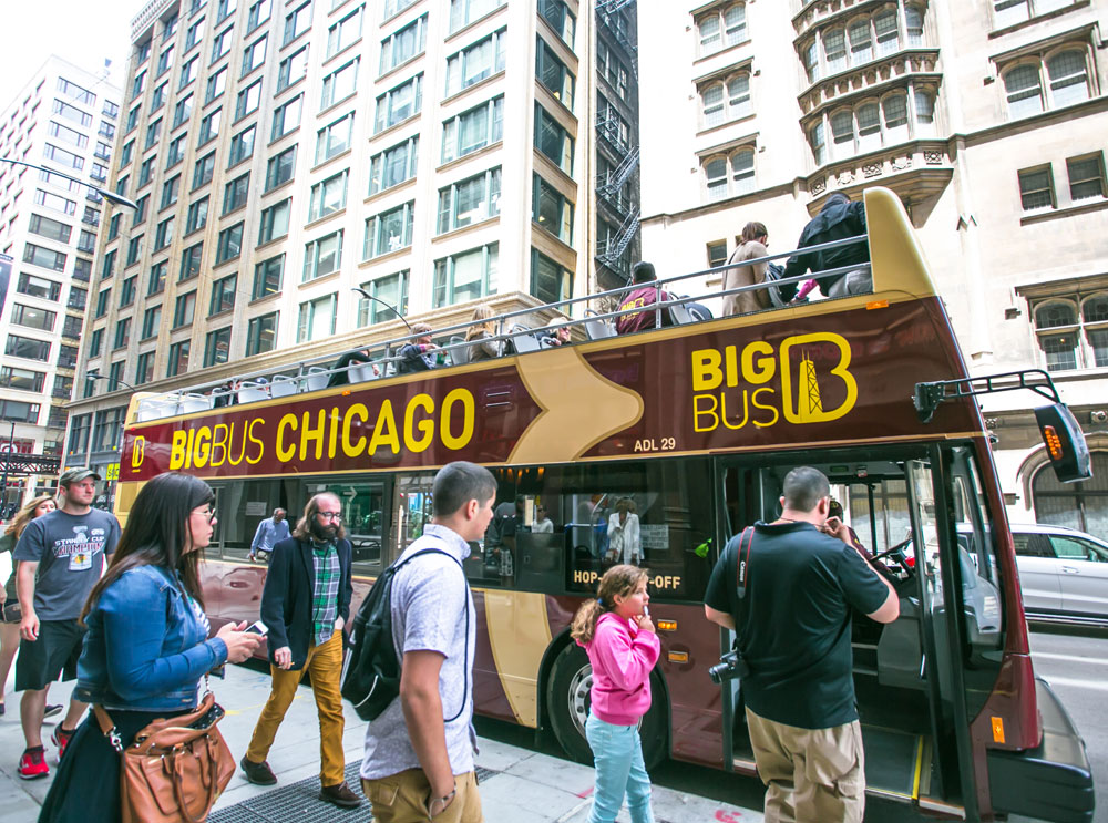 Passagiere, die in Chicago in einen Big Bus Tours-Bus steigen