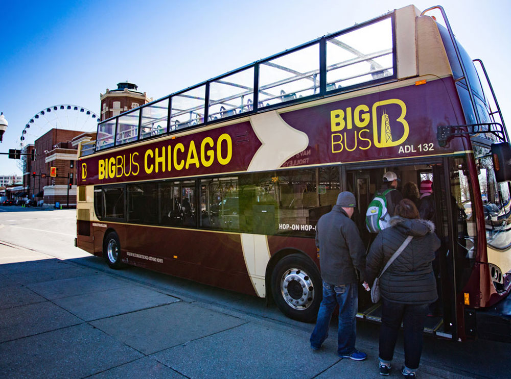 Pasajeros subiendo a un autobús de Big Bus Tours en Chicago