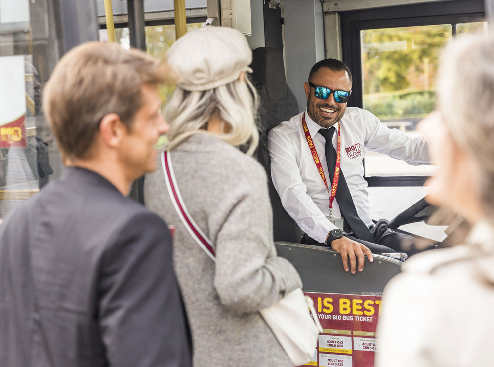 Pasajeros subiendo a un autobús turístico Big Bus en París