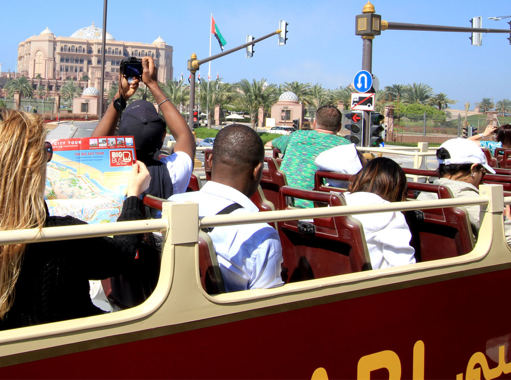 Passagiere auf dem Oberdeck der Big Bus Tour