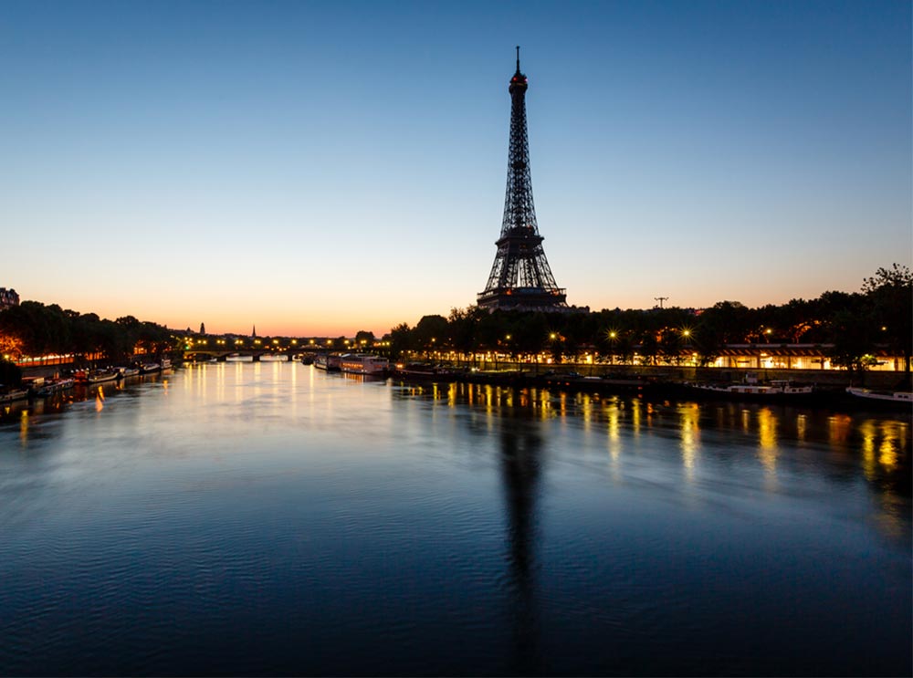 Eiffelturm und die Seine in Paris bei Nacht