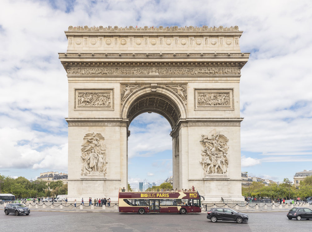 Tour in Big Bus di fronte all'Arco di Trionfo a Parigi
