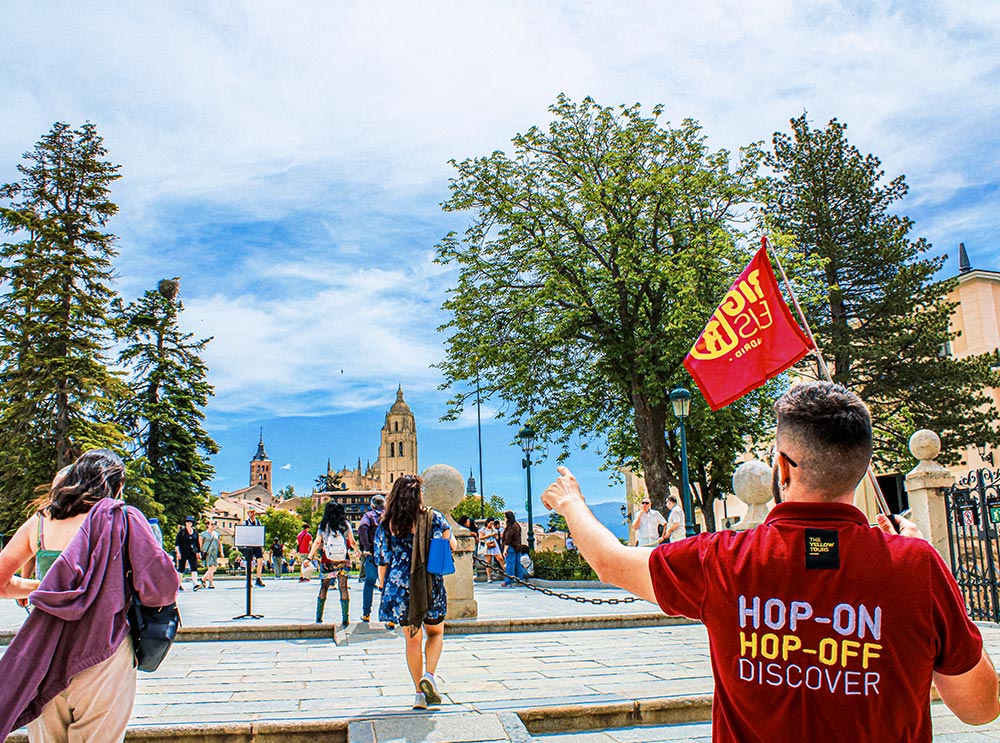 Guía de Big Bus Tour, haciendo un recorrido a pie por el exterior del Alcázar de Segovia