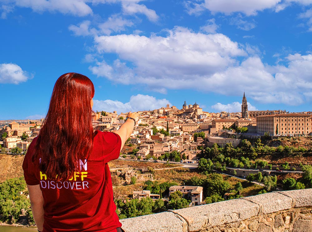 Guía de Big Bus Tour, haciendo un recorrido a pie, señalando la ciudad de Toledo