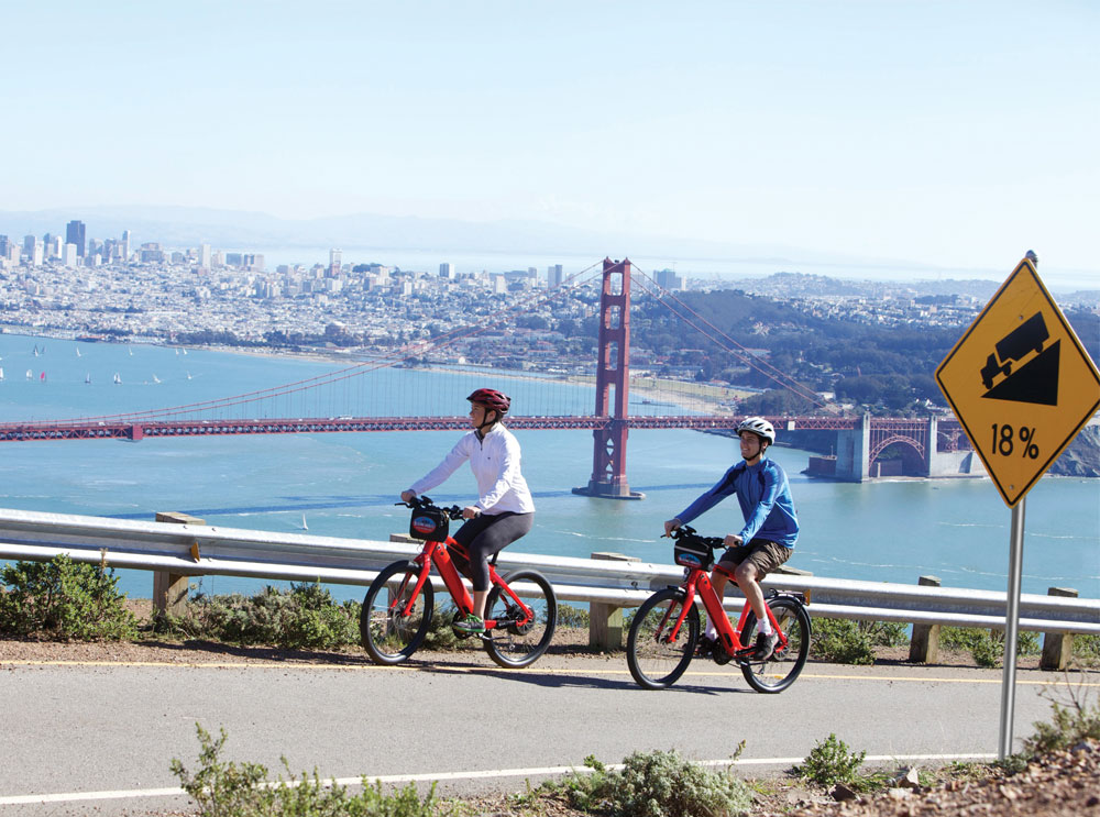 Paar fährt Fahrrad in San Francisco