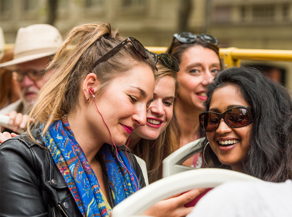 Frauen hören Audioguides auf einer Big Bus Tour durch Chicago