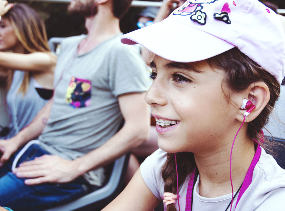 Niña escuchando comentarios de audio