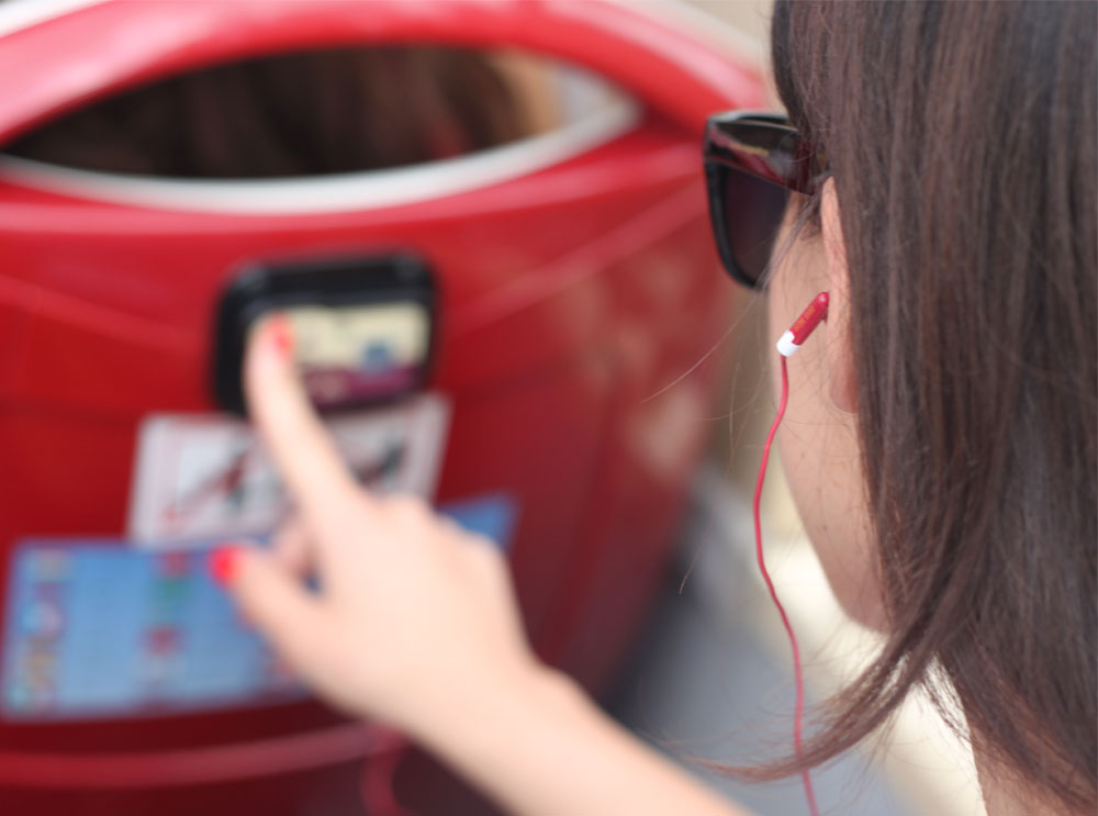 Mädchen stimmt Audiokommentar in einem Sightseeing-Bus ab