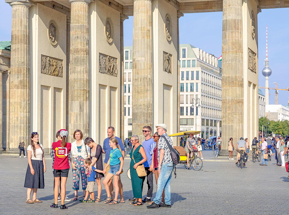 Gruppe von Touristen, die Berlin erkunden