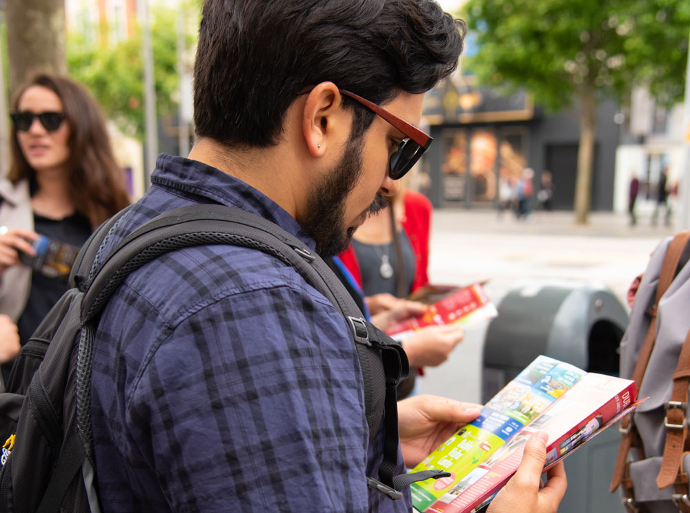 Hombre leyendo un folleto