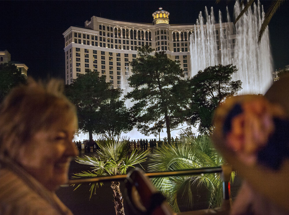 Big Bus-Nachttour in Las Vegas vor dem Golden Nugget Hotel und Casino