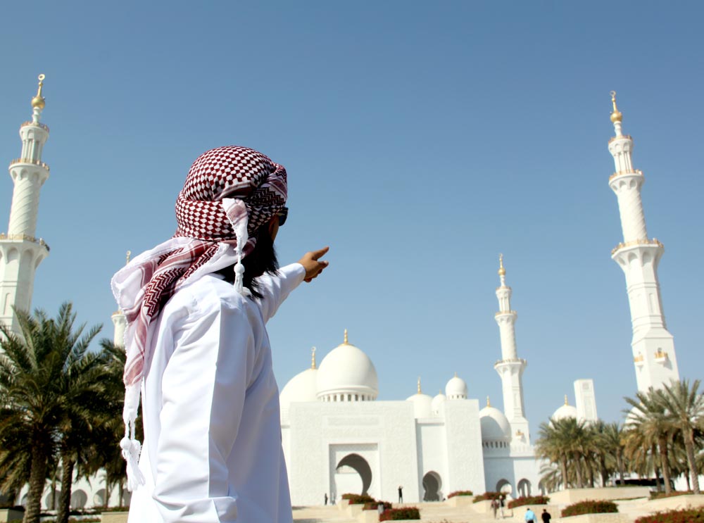 Man points at the Sheikh Zayed Grand Mosque