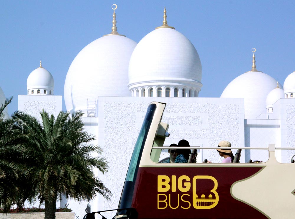 Big Bus Tours Abu Dhabi passes the Sheikh Zayed Grand Mosque