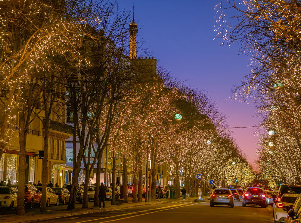 L'avenue Montaigne à Paris pendant les fêtes de fin d'année