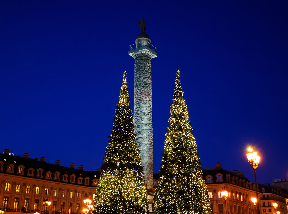 Les sapins de Noël décorent la place Vendôme à Paris