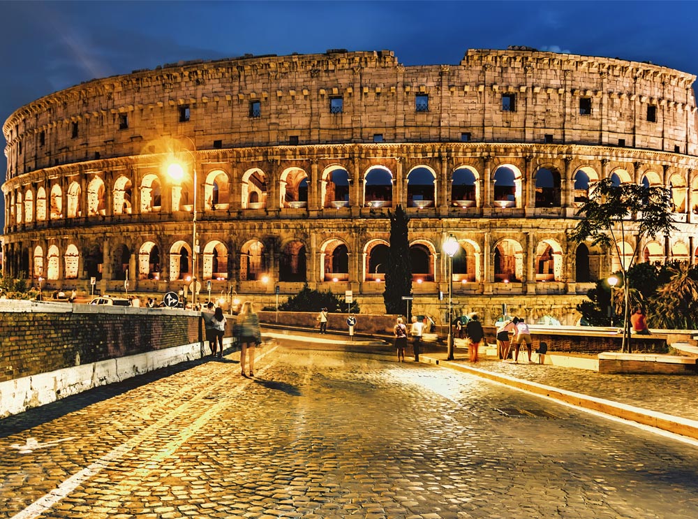 El Coliseo de Roma de noche