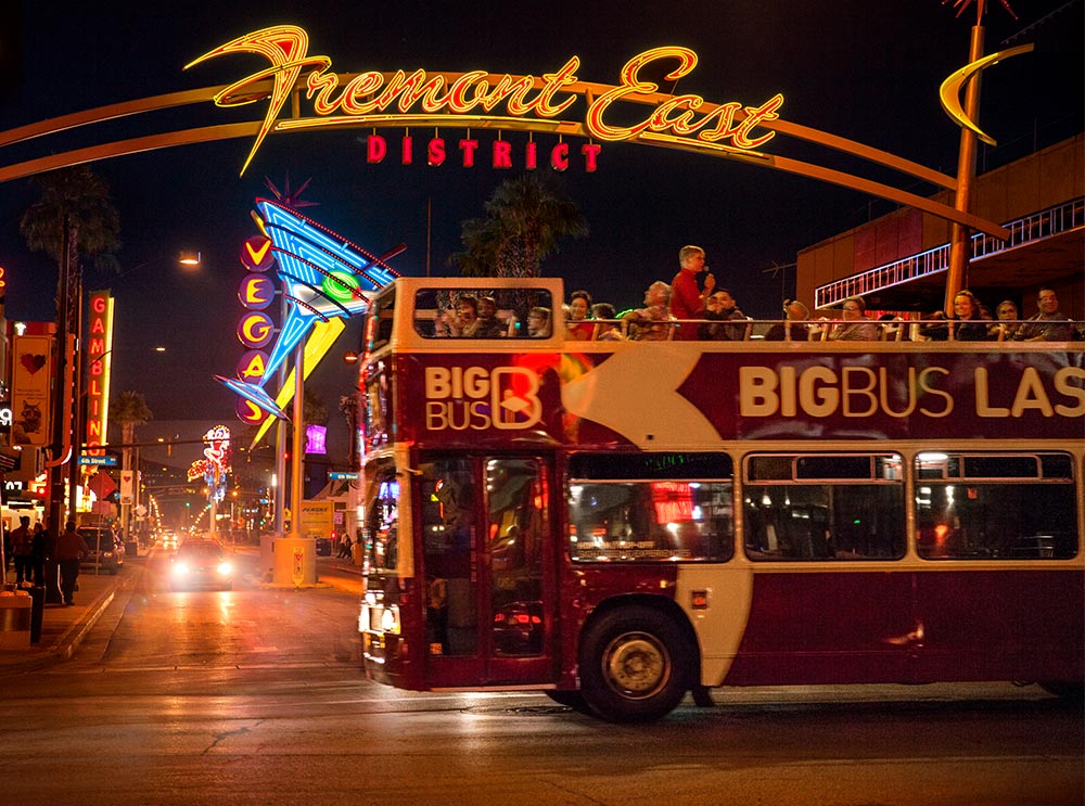 Big Bus-Nachttour in Las Vegas in der Nähe des Fremont East District-Schildes