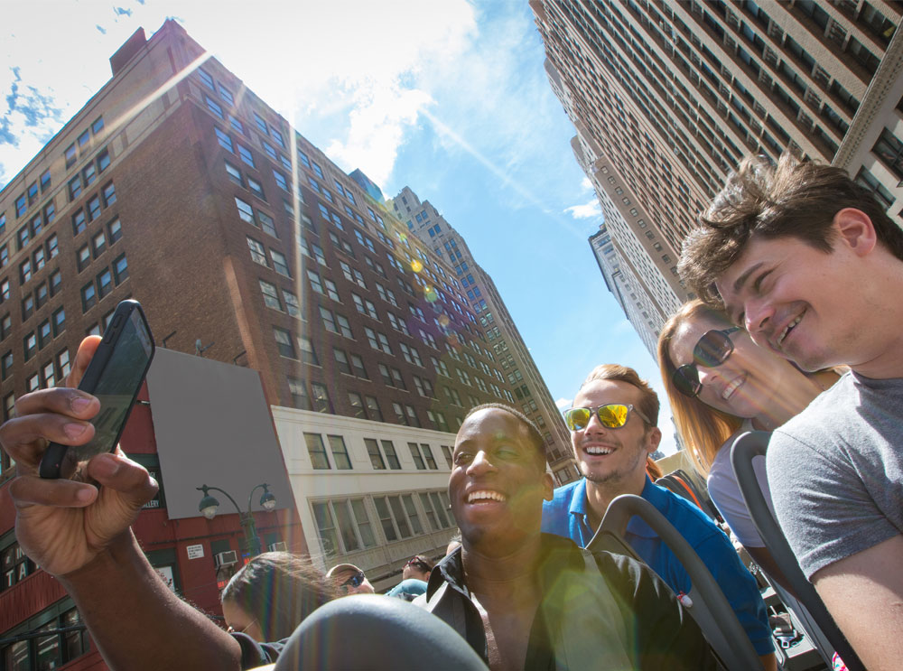 Amigos tomando una selfie en un tour turístico
