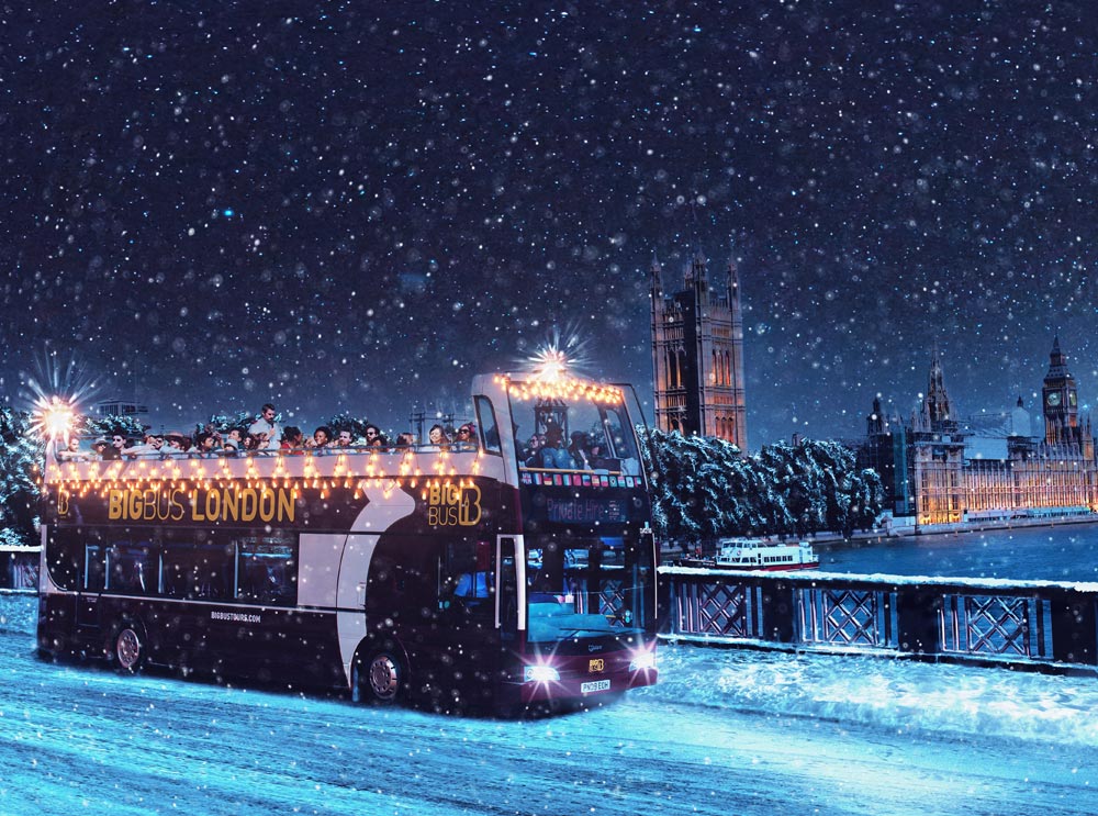 Big Bus Tours überquert zur Weihnachtszeit eine verschneite Lambeth Bridge