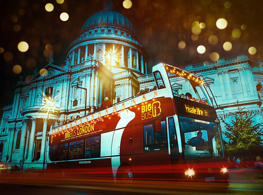 Big Bus Tours London fährt zur Weihnachtszeit an der St. Paul's Cathedral vorbei