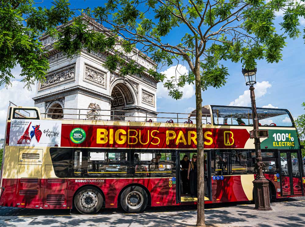 Big Bus Tours Paris stopped near the Arc de Triomphe