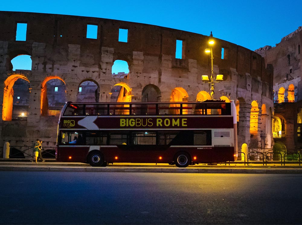 Recorrido nocturno de Navidad en autobús Big Bus por Roma pasando por el Coliseo