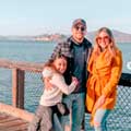 Aufnahme einer Familie vor der Insel Alcatraz in San Francisco
