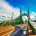 Big Bus Tours en el Puente de la Libertad de Budapest