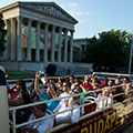 Gente a bordo de un autobús de Big Bus Tours admirando las vistas de Budapest